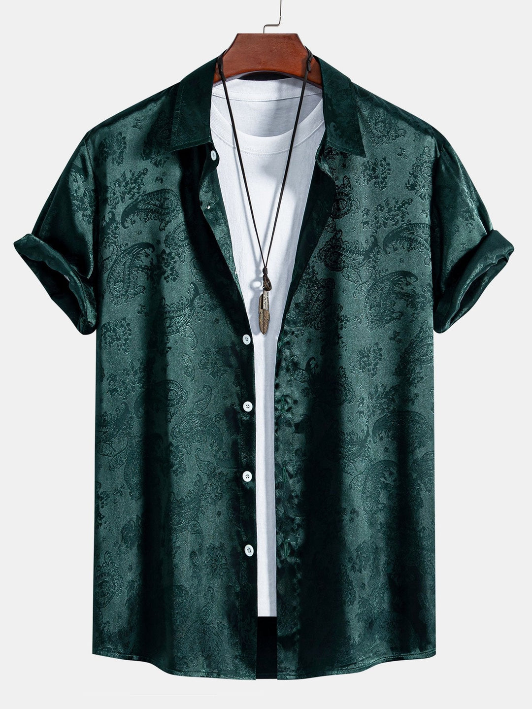 Detailopname van de glanzende stof van een luxe heren overhemd, ideaal voor een feestelijke of casual look.