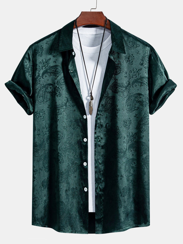 Detailopname van de glanzende stof van een luxe heren overhemd, ideaal voor een feestelijke of casual look.