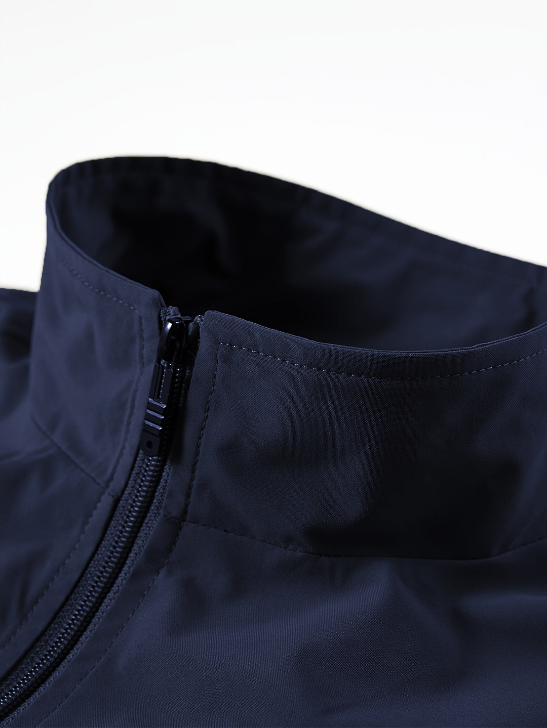 Duurzame polyester heren bodywarmer, mouwloos en ademend, ontworpen voor comfort tijdens lange tochten.