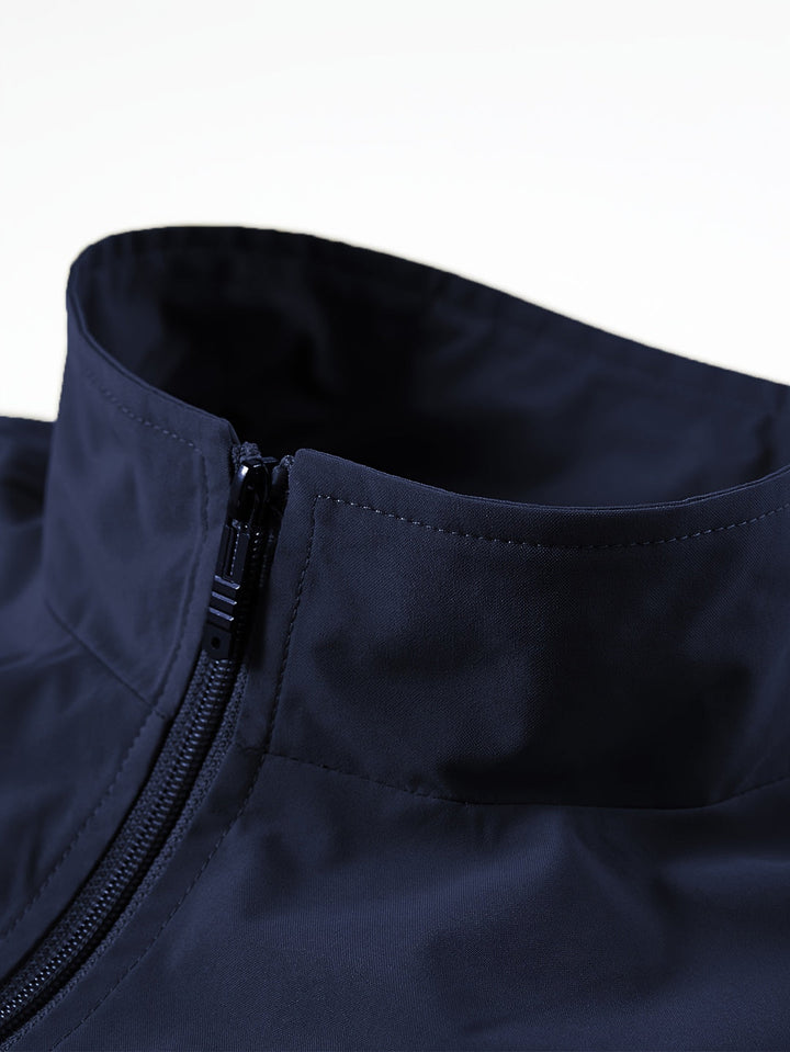 Duurzame polyester heren bodywarmer, mouwloos en ademend, ontworpen voor comfort tijdens lange tochten.
