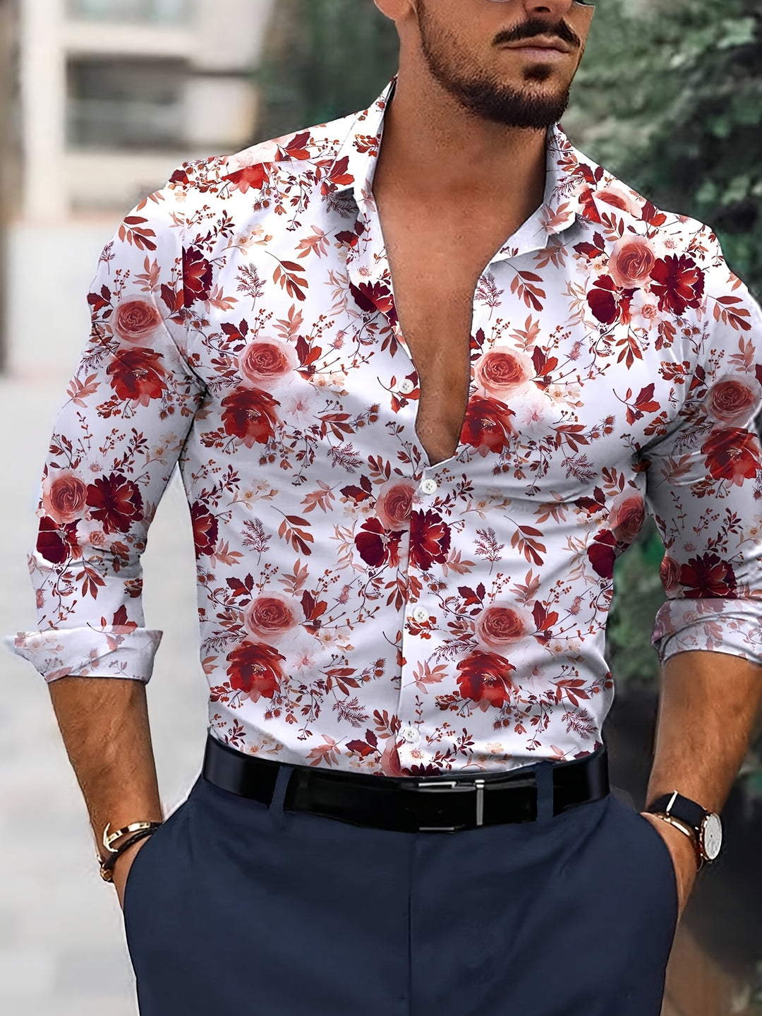 Stijlvolle man draagt een wit heren overhemd met rode bloemenprint en opgerolde mouwen