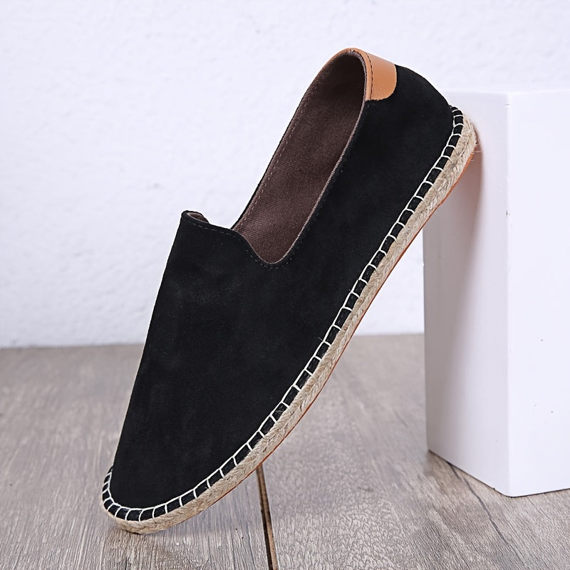 Zwarte handgemaakte heren loafers, slip-on en ademend, geschikt voor zomerse outfits.