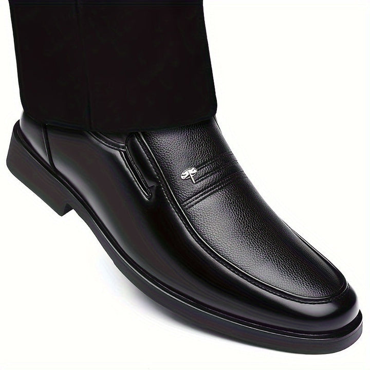 Klassieke zwarte heren instaploafers van hoogwaardig materiaal, voor comfort en een formele uitstraling.