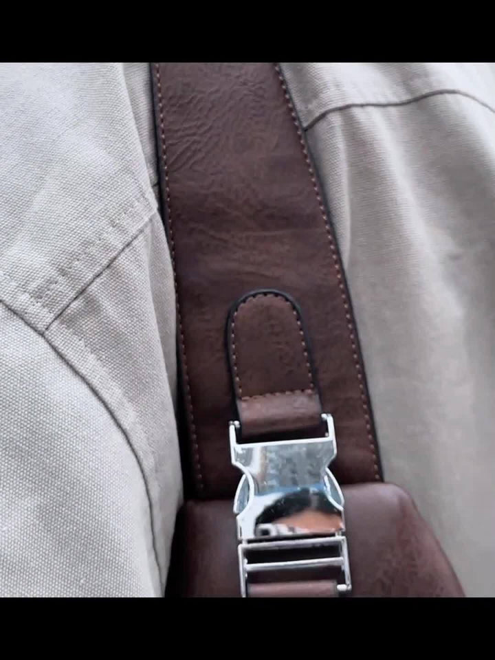 Detailopname van de gesp en het duurzame materiaal van de tas