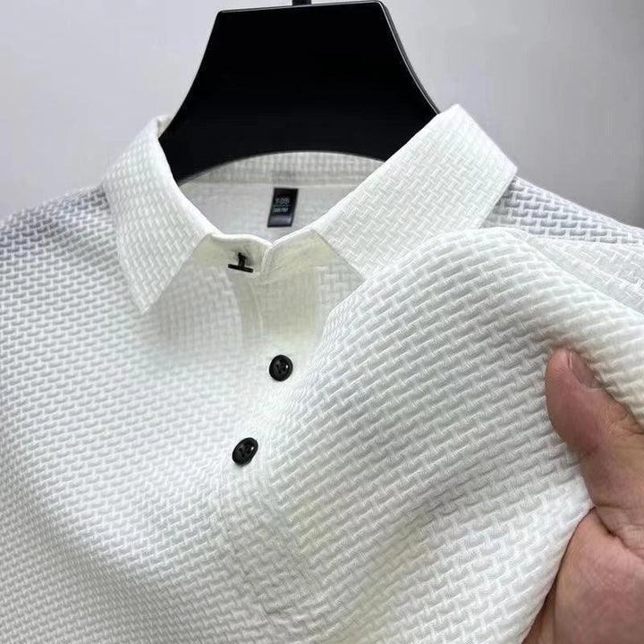 Man combineert de klassieke heren polo met een jeans voor een relaxte, stijlvolle en comfortabele casual outfit.