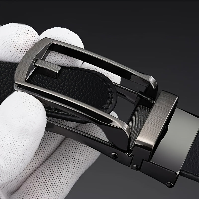 Detailopname van het verstelbaremechanisme van de stijlvolle herenriem met automatische sluiting.