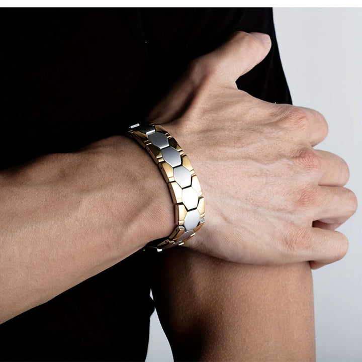 Trendy herenarmband: minimalistisch geometrisch design met veilige kliksluiting. Een stijlvol accessoire.