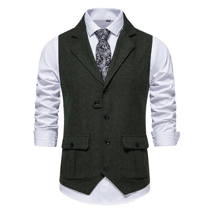 Man draagt een formeel vintage heren vest, ideaal voor een elegante werkkleding outfit.