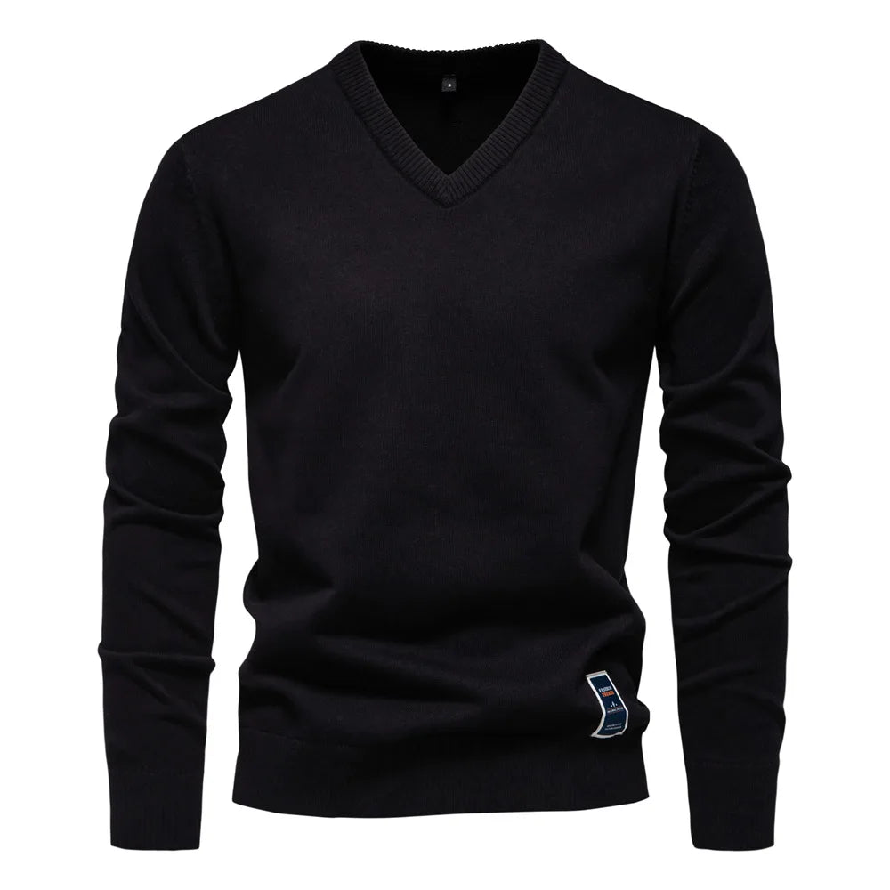 De Koen trui in marineblauw, een essentiële aanvulling op de herengarderobe.
