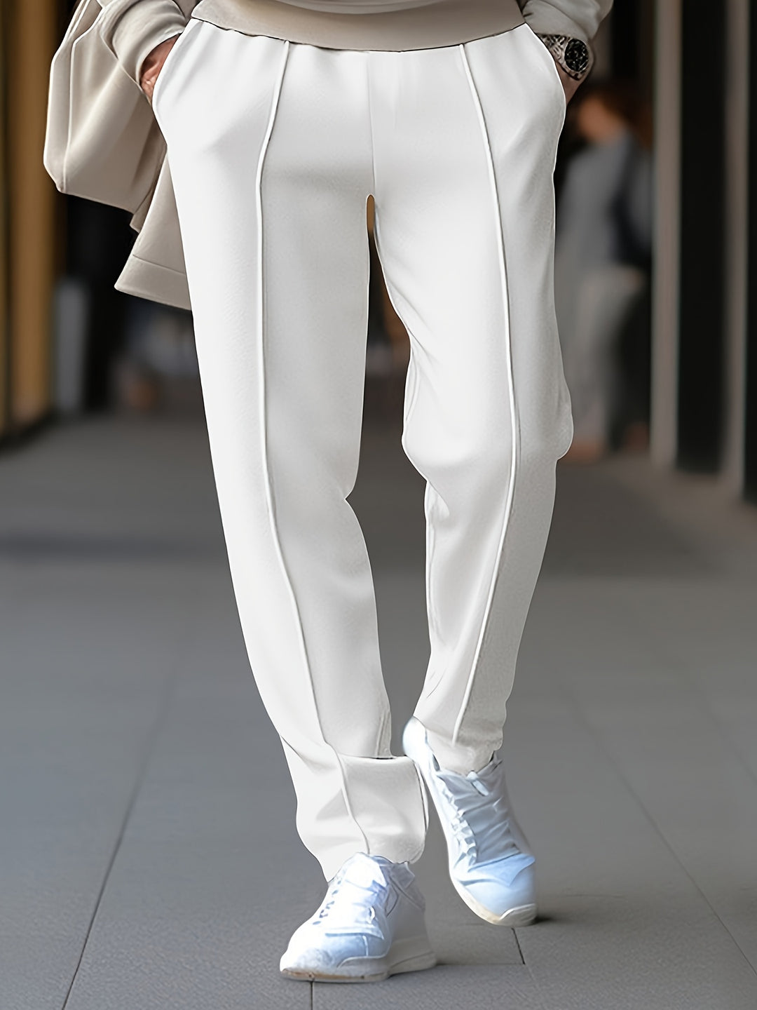 Heren slimfit sportbroek met trekkoord, lichtgewicht en ademend, ideaal voor trainingen en casual zomerdragen.