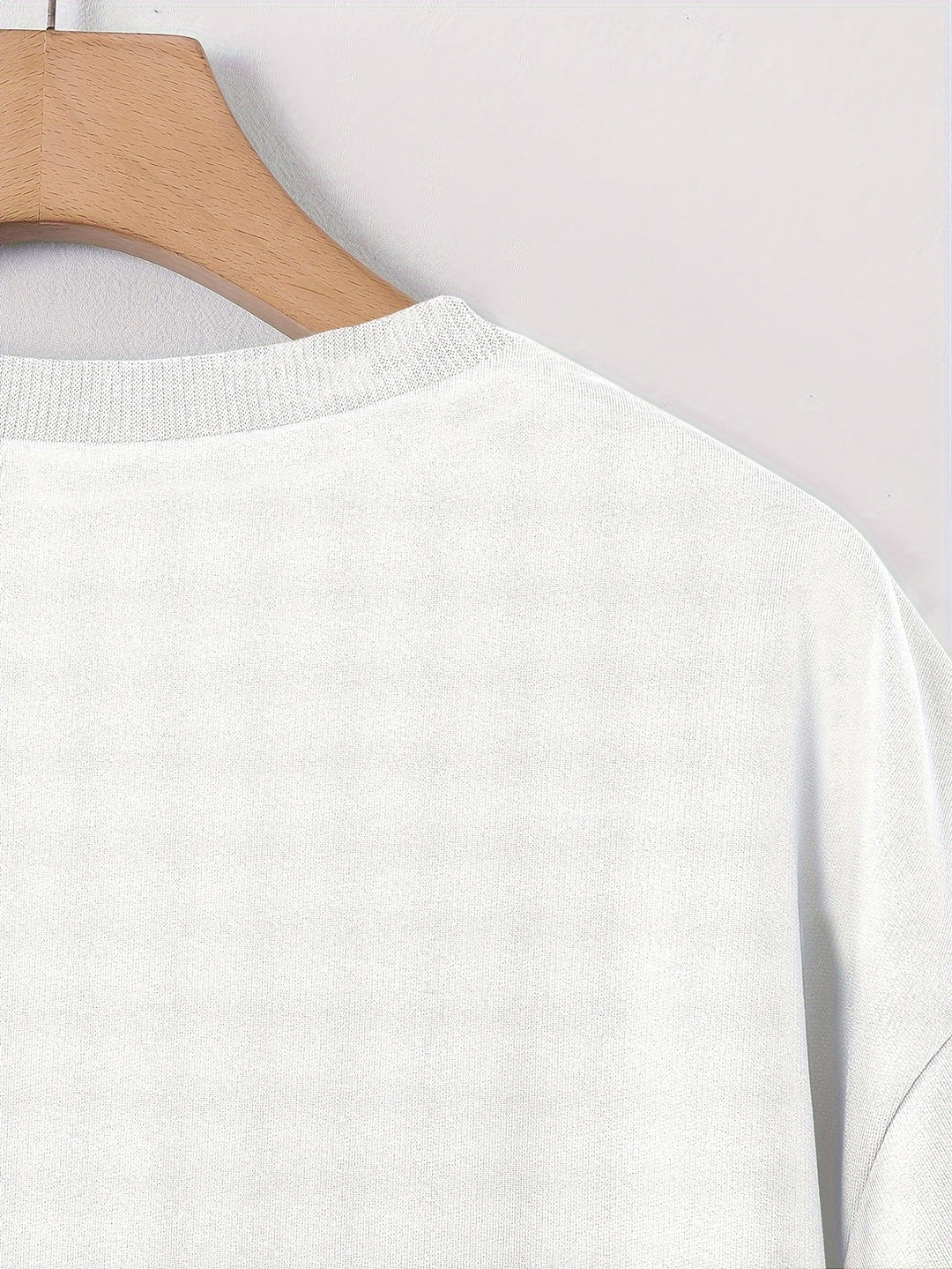 Modern heren print T-shirt met stijlvolle rozenprint. Losse pasvorm, ronde hals, en korte mouwen voor zomerse herenmode.