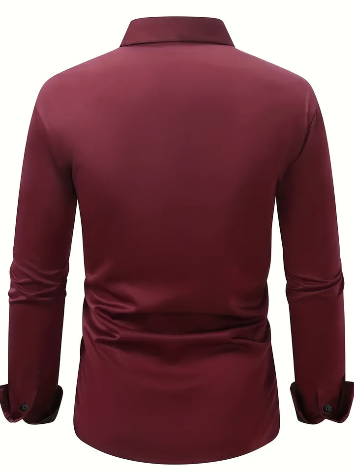 Veelzijdig herenoverhemd, gemakkelijk te combineren met verschillende outfits.