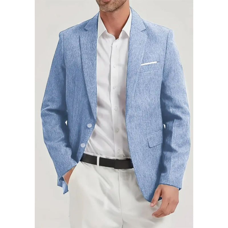 Blauwe heren blazer met één knoop op model met wit overhemd en witte broek