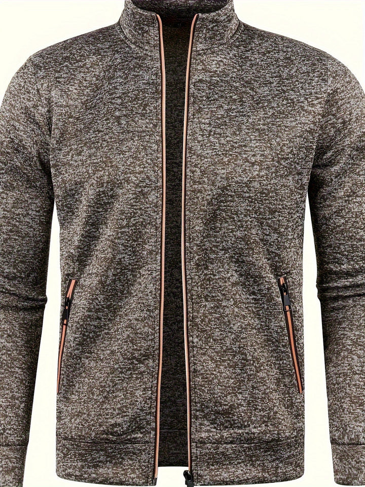 Casual heren vest met rits getoond van de achterkant, perfect voor het tussenseizoen