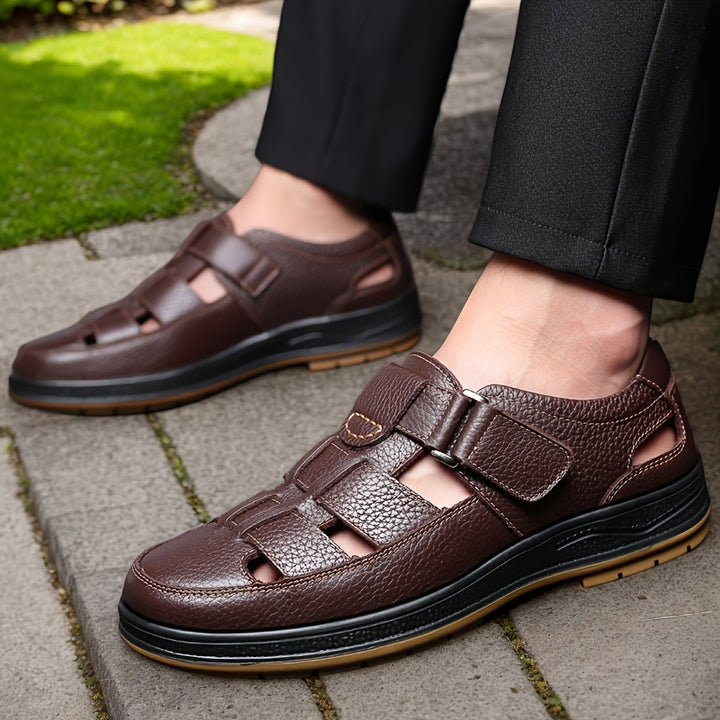 Lichtgewicht slip-on heren sandalen, ademend en comfortabel voor zowel strand als stad. Zomerklaar.