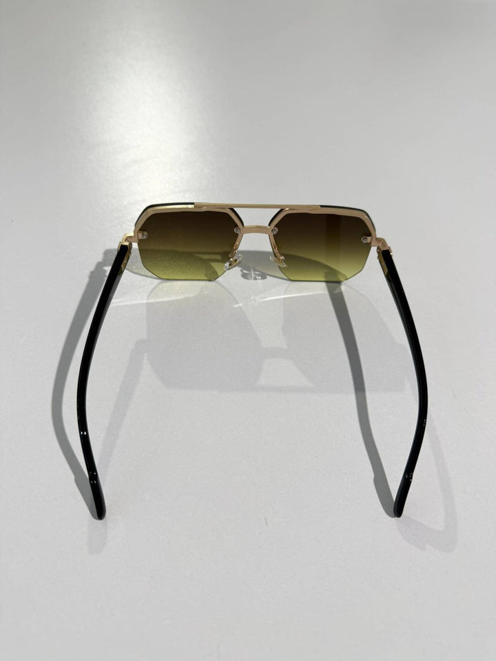 Zomerbril mode accessoire liggend getoond voor een trendy outfit
