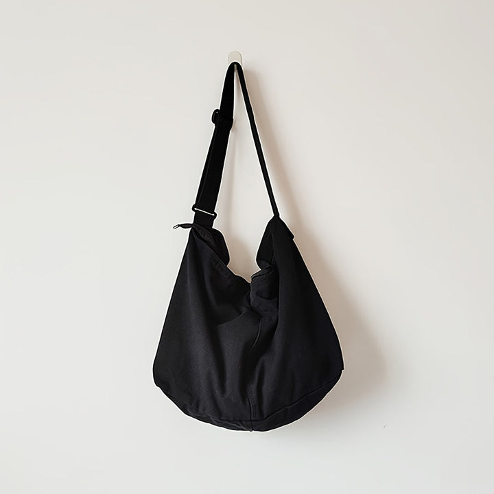 Moderne heren minimalistische schoudertas. Functionele zwarte crossbody tas met brede riem, perfect voor werk en vrije tijd.