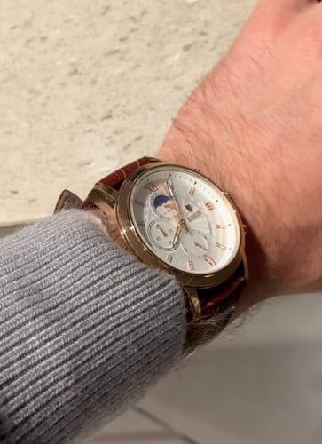 Moderne mode voor heren getoond met een luxe quartz horloge om de pols