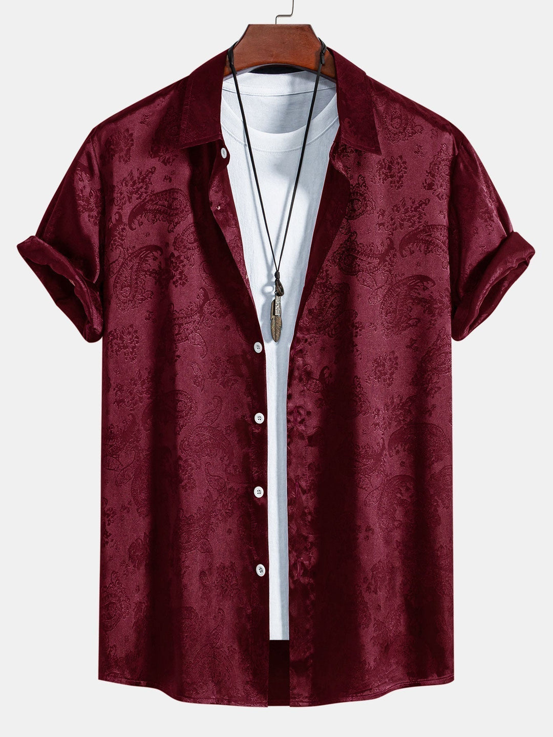 Open kraag van een modieus glanzend heren overhemd, ideaal voor een luxe casual of feestelijke outfit.