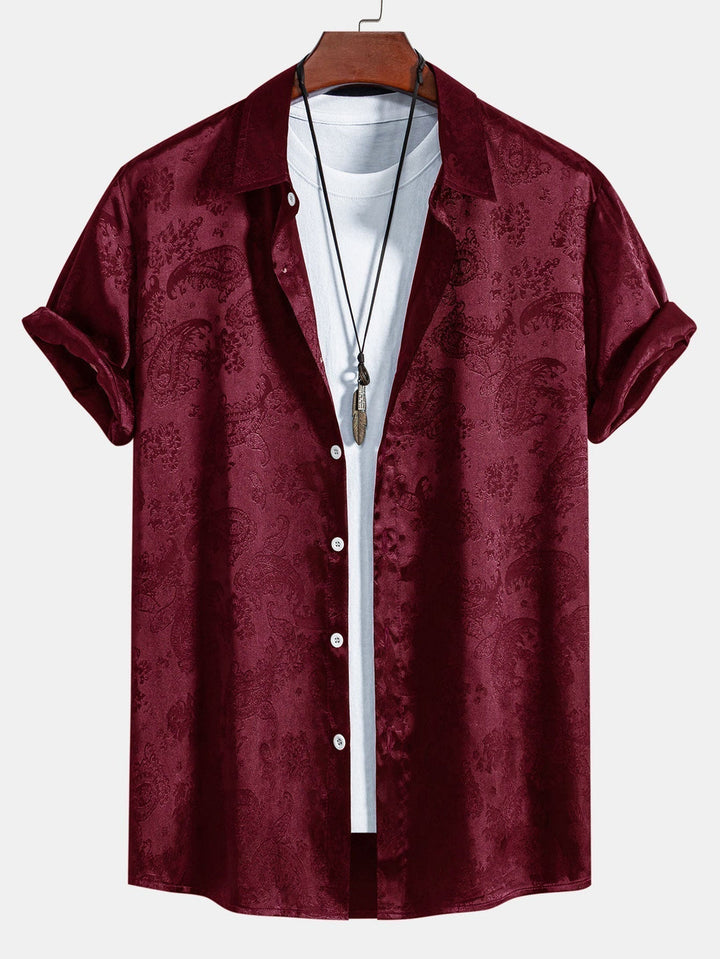 Open kraag van een modieus glanzend heren overhemd, ideaal voor een luxe casual of feestelijke outfit.