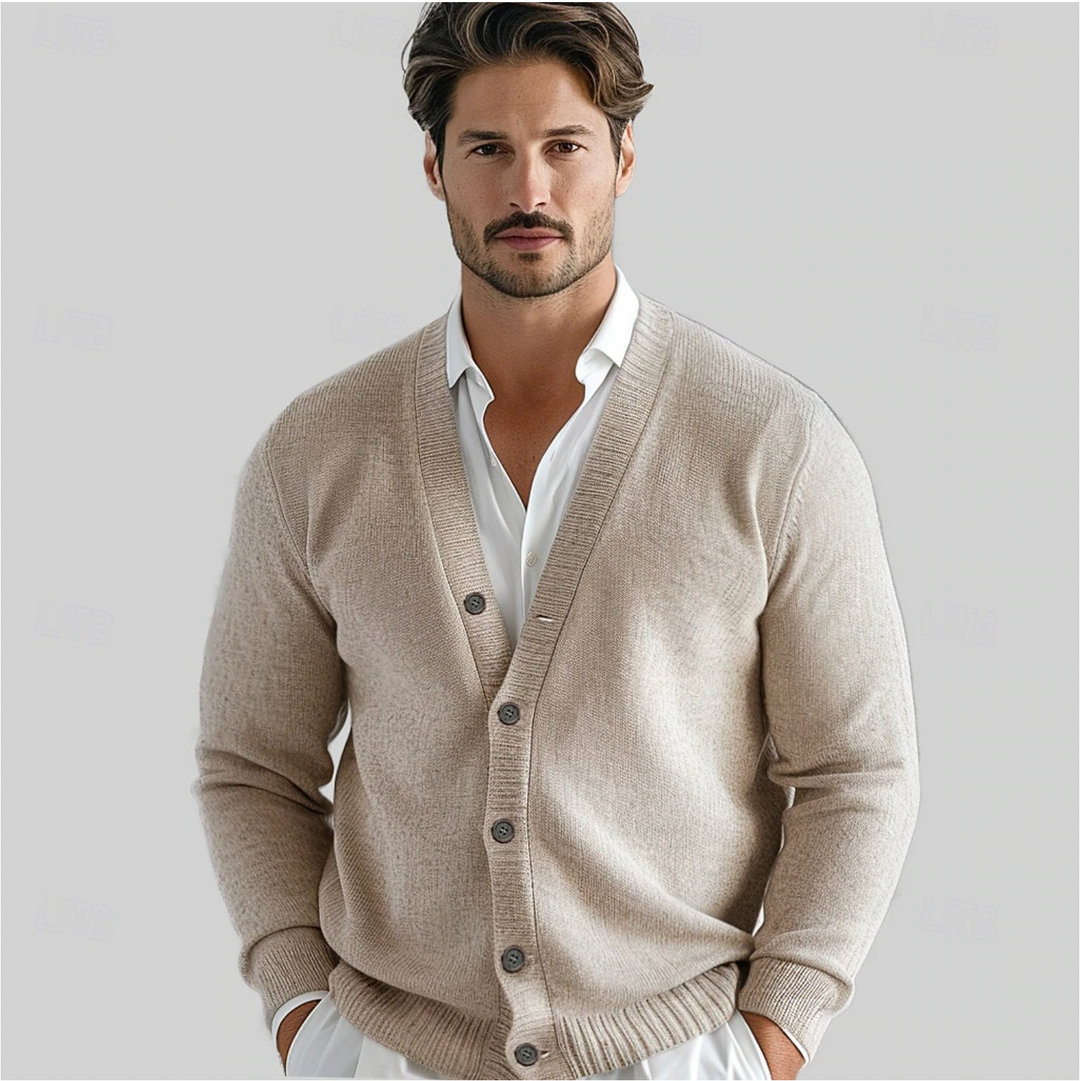 Klassiek beige herenvest met V-hals en knoopsluiting, ideaal voor comfortabele herfst- of winterkleding.
