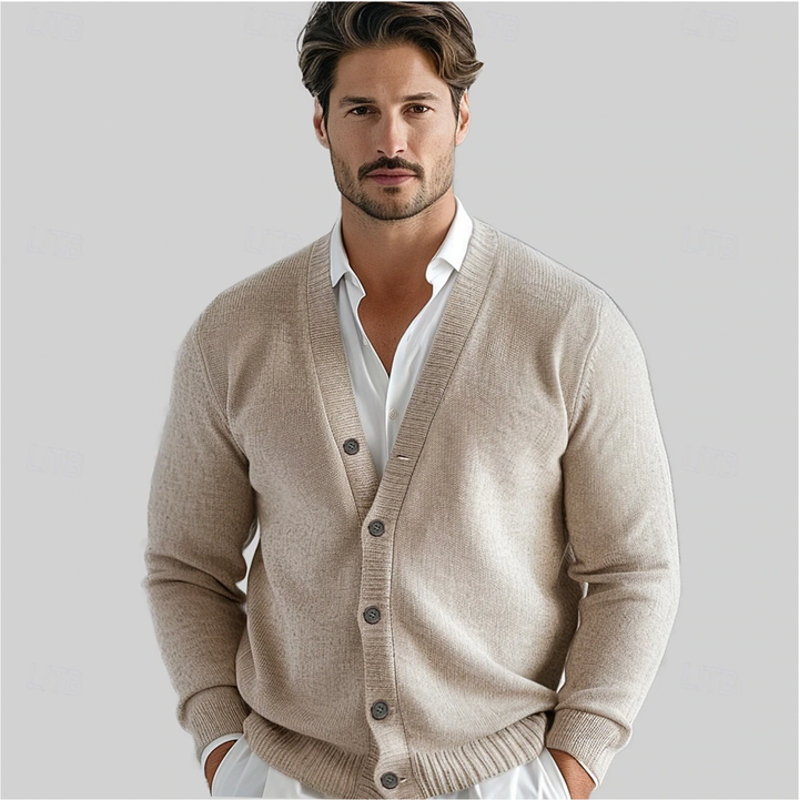 Klassiek beige herenvest met V-hals en knoopsluiting, ideaal voor comfortabele herfst- of winterkleding.