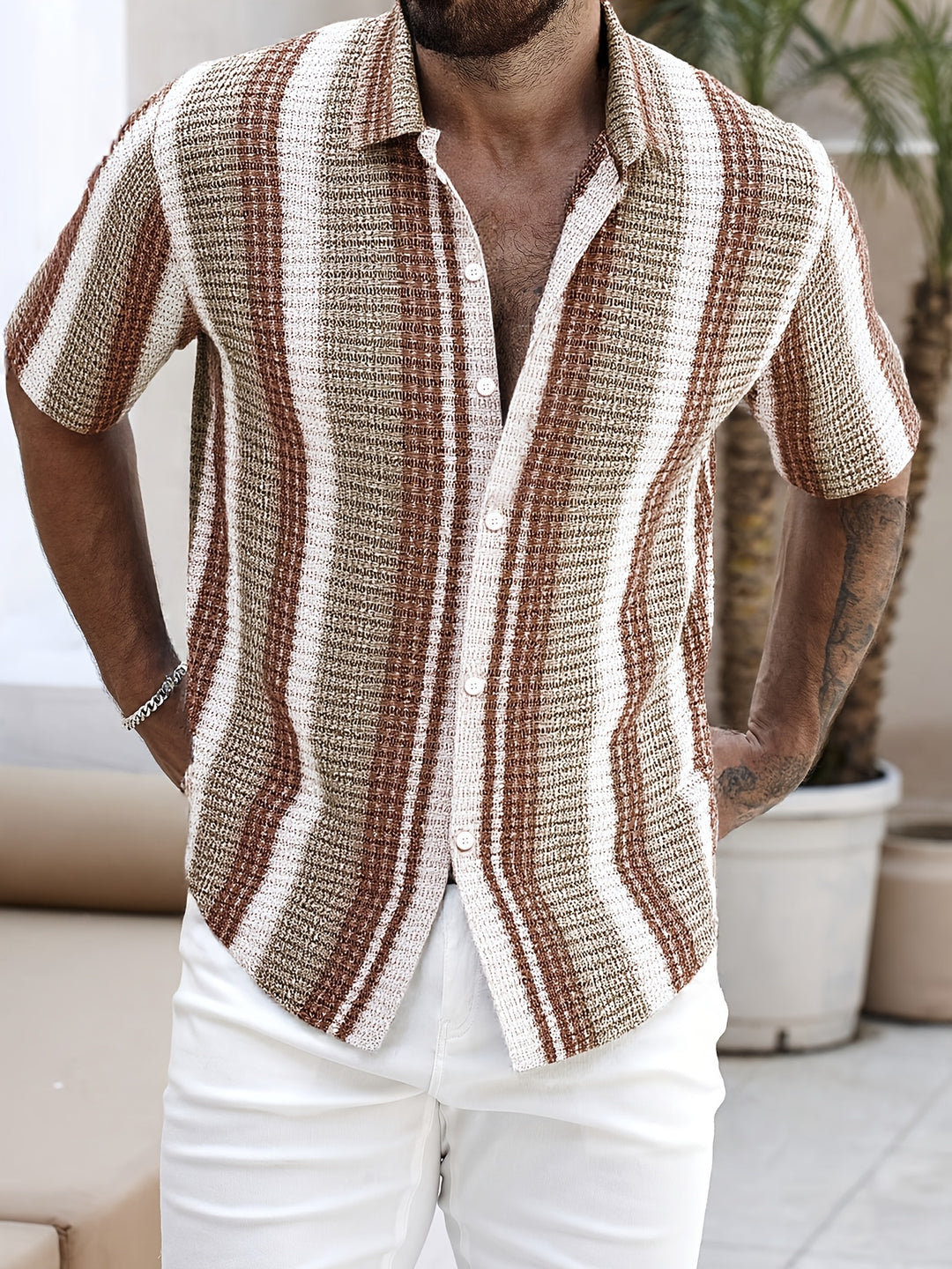 Casual gestreept heren overhemd met korte mouwen en omgeslagen kraag. Perfect als strand- of vakantieshirt.
