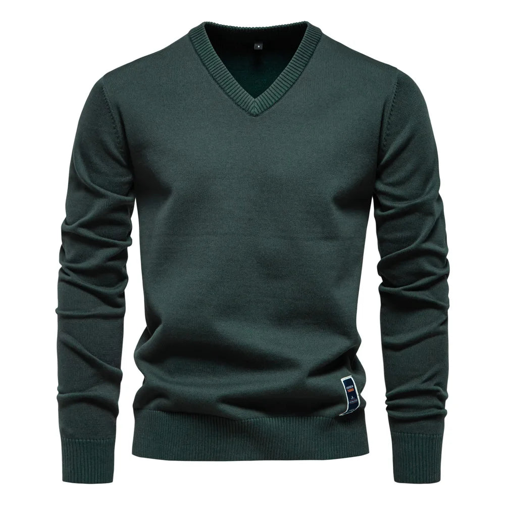 Man draagt een donkergroene klassieke V-hals trui in een elegante casual stijl.