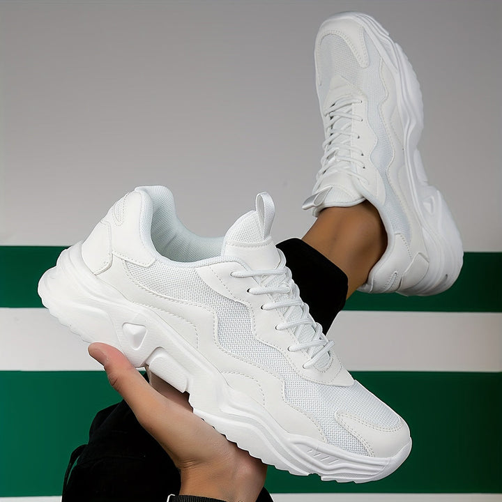 Close-up van lichtgewicht witte sneakers met vetersluiting
