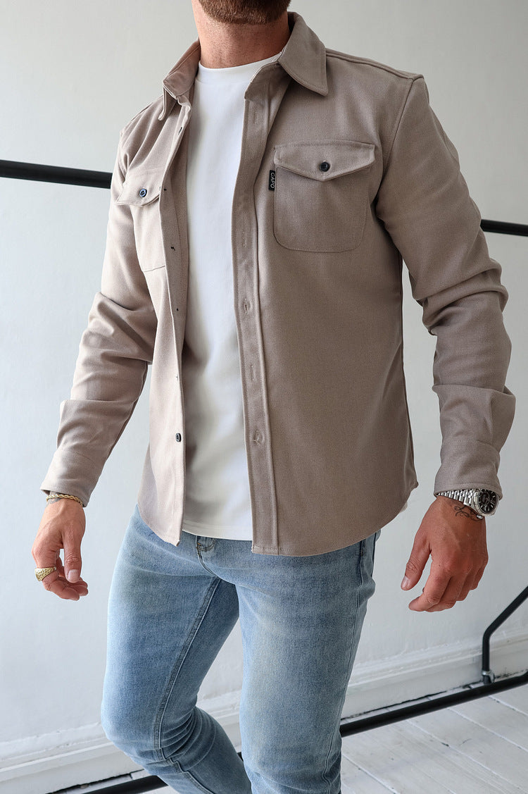 Model draagt comfortabel heren overhemd met lange mouwen, perfect voor een stijlvolle, relaxte look.