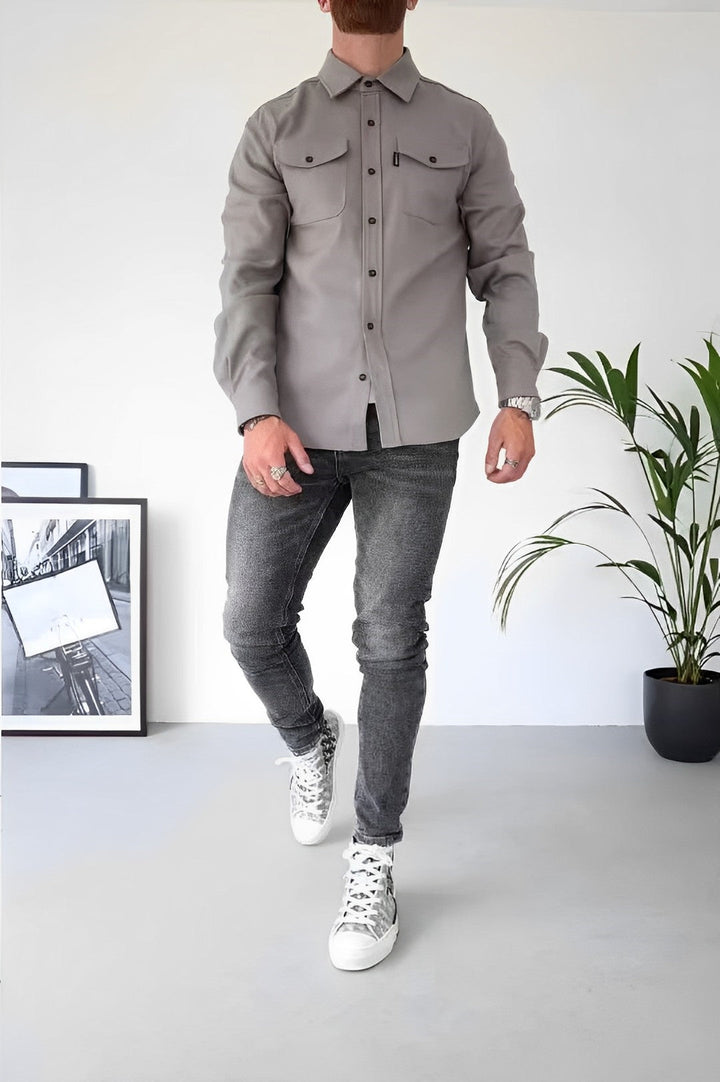 Stijlvol casual heren overhemd gedragen met jeans, toont veelzijdigheid voor dagelijkse, relaxte mode.