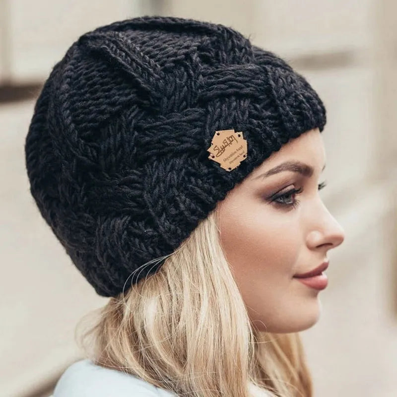 Comfortabele wintermuts in zacht gebreide stof, houdt hoofd warm, ideaal voor koude dagen.