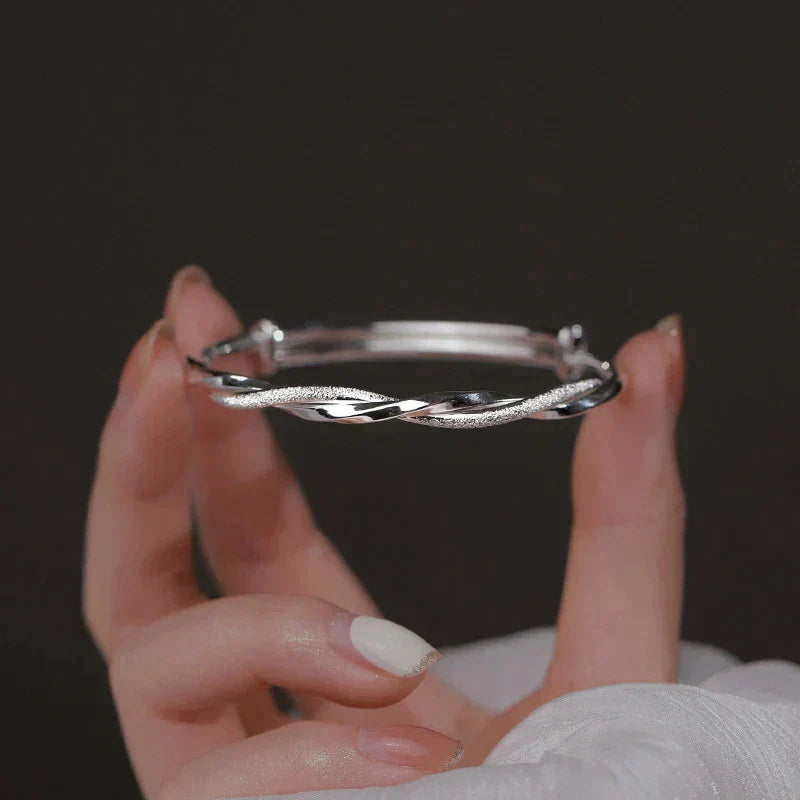 Stijlvolle 925 sterling zilveren gedraaide armband voor dames, elegant accessoire.