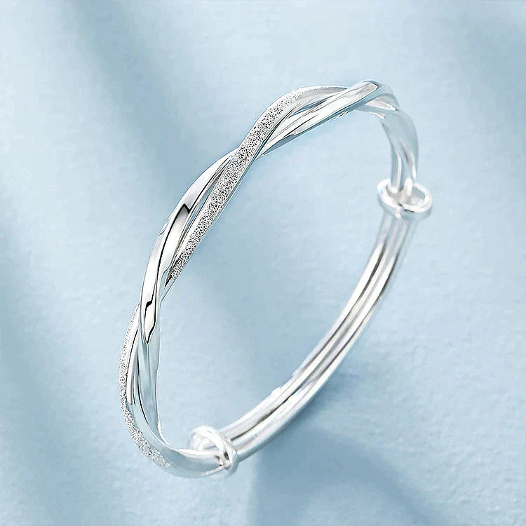 Luxe gedraaide zilveren armband voor dames, ideaal voor een elegante look.