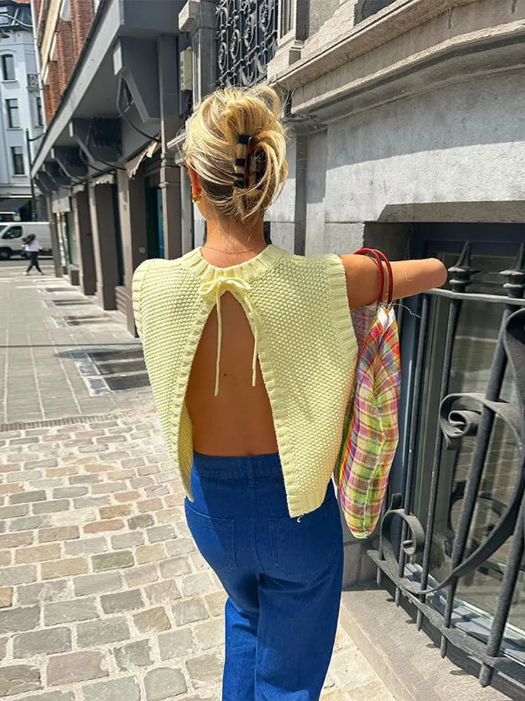 Gele dames knit top 'Eliza' met luchtige breistructuur, perfect voor een zomerse, casual look.