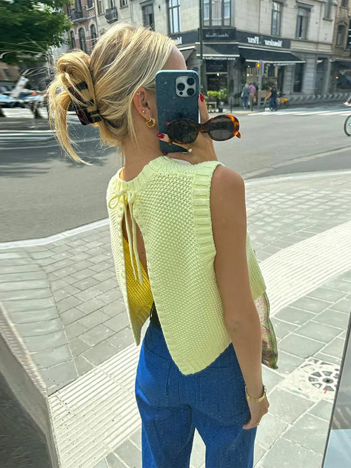 Trendy gele knit top voor dames, mouwloos met ademende breistructuur voor een frisse zomer outfit.