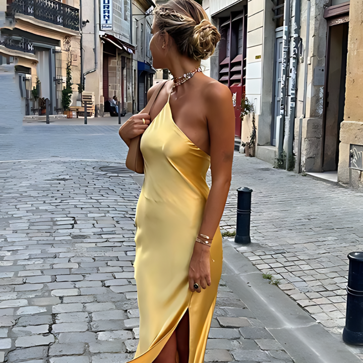 Gele dames zomerjurk Noëlle met off-shoulder en elegante open rug voor een stijlvolle look.