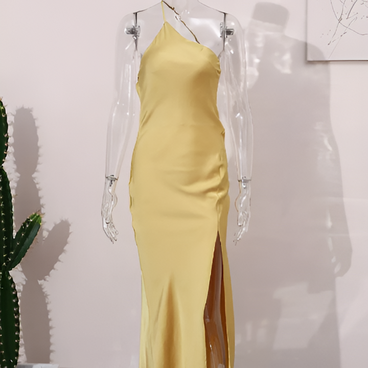 Vrolijke gele zomerjurk Noëlle van luchtig viscose, met flatterende off-shoulder halslijn en open rug.