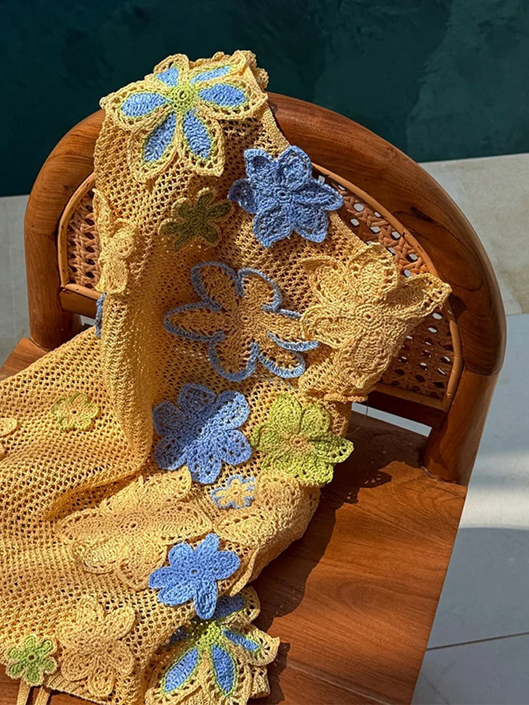 Zomerse dames gehaakte mini jurk in fel geel met delicate bloemen, voor een frisse boho look.