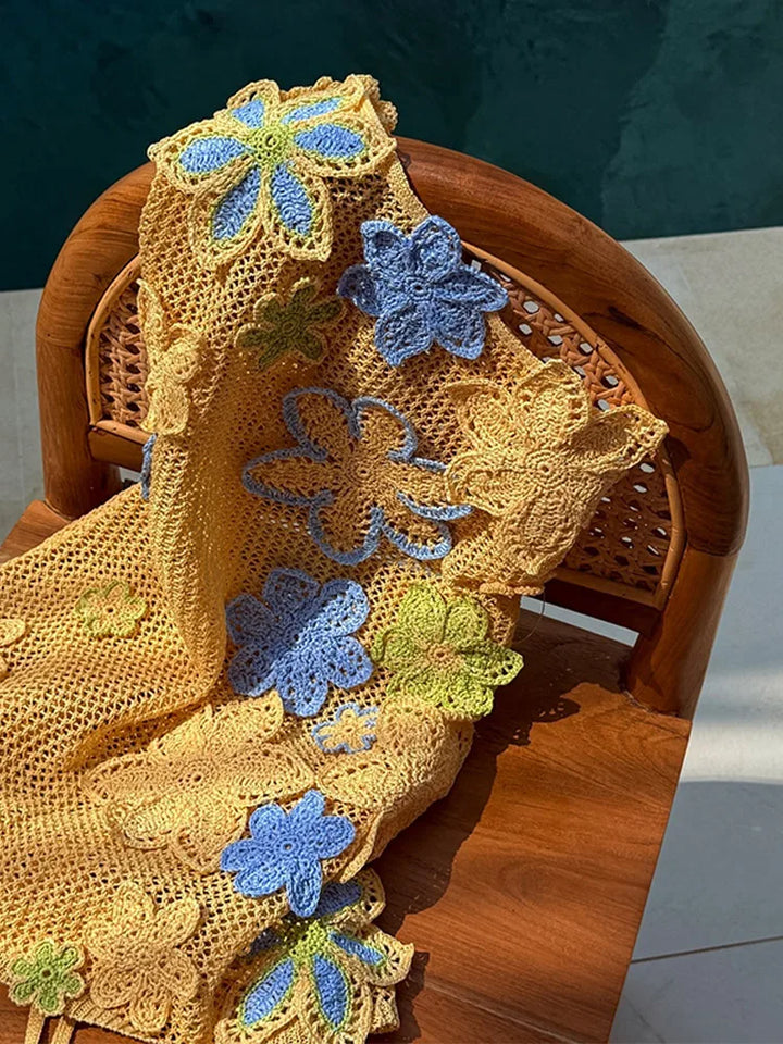 Zomerse dames gehaakte mini jurk in fel geel met delicate bloemen, voor een frisse boho look.