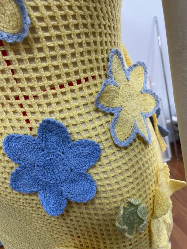 Gele festival mini jurk voor dames, gehaakt met vrolijke bloemen. Comfortabel en stijlvol.