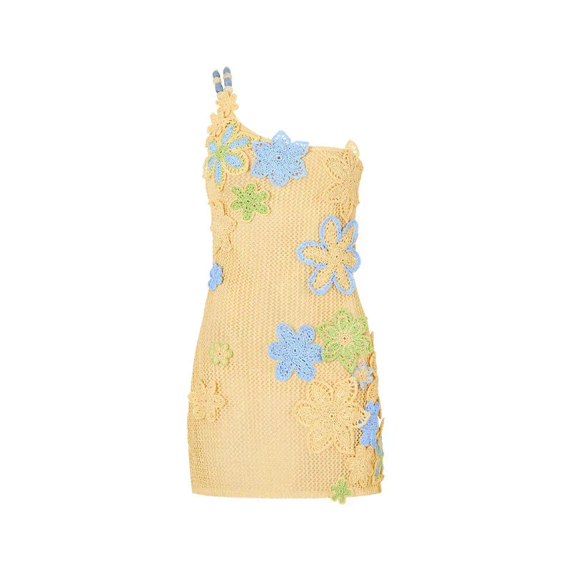 Elegante gele strandjurk van gehaakt materiaal, een korte zomerjurk met prachtige bloemen.