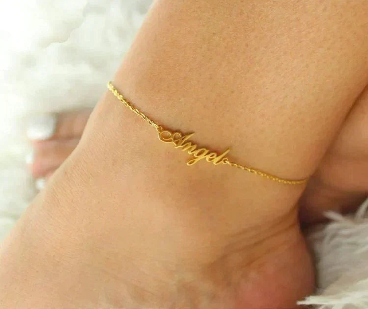 Stijlvol dames enkelbandje met naam, verstelbaar en gepersonaliseerd. Perfect accessoire voor elke outfit, handgemaakt.