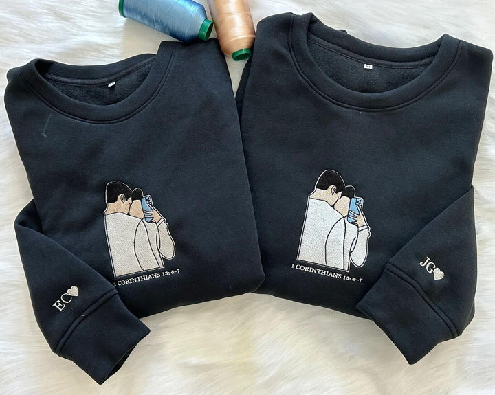 Wit geborduurd T-shirt met gepersonaliseerd bloemen-design, een uniek geschenk.