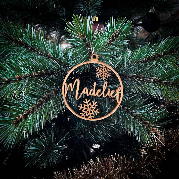 Gepersonaliseerd houten kerstornament met naam, ideaal voor kerstboomdecoratie.