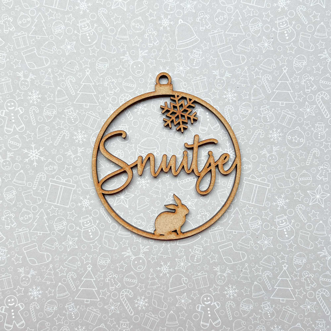 Uniek gepersonaliseerd houten kerstornament met naam, ideaal als kerstcadeau en decoratie.