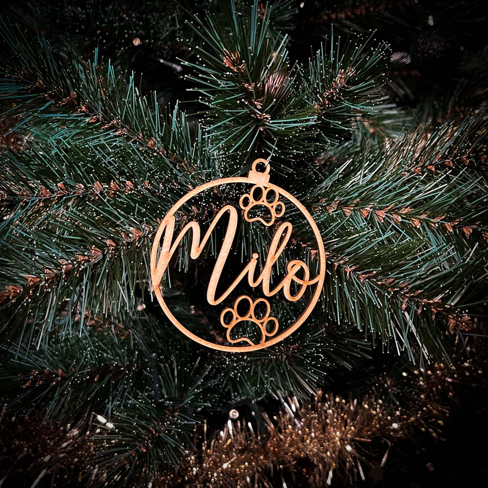 Uniek gepersonaliseerd kerstornament van hout, perfect als kerstcadeau met naam.
