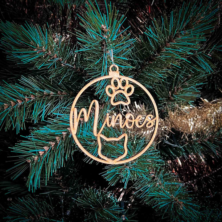 Houten sneeuwvlok kerstornament met naam, unieke decoratie voor de feestdagen.