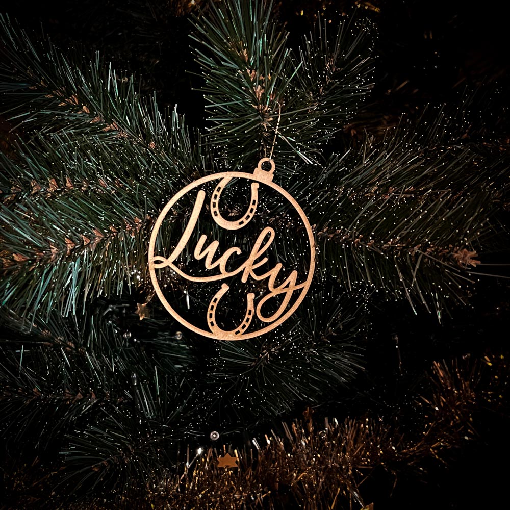 Huisdecoratie: hang dit gepersonaliseerde houten kerstornament in de kerstboom.