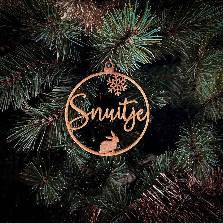 Gepersonaliseerd kerstcadeau: houten ornament met familienaam, uniek geschenk.